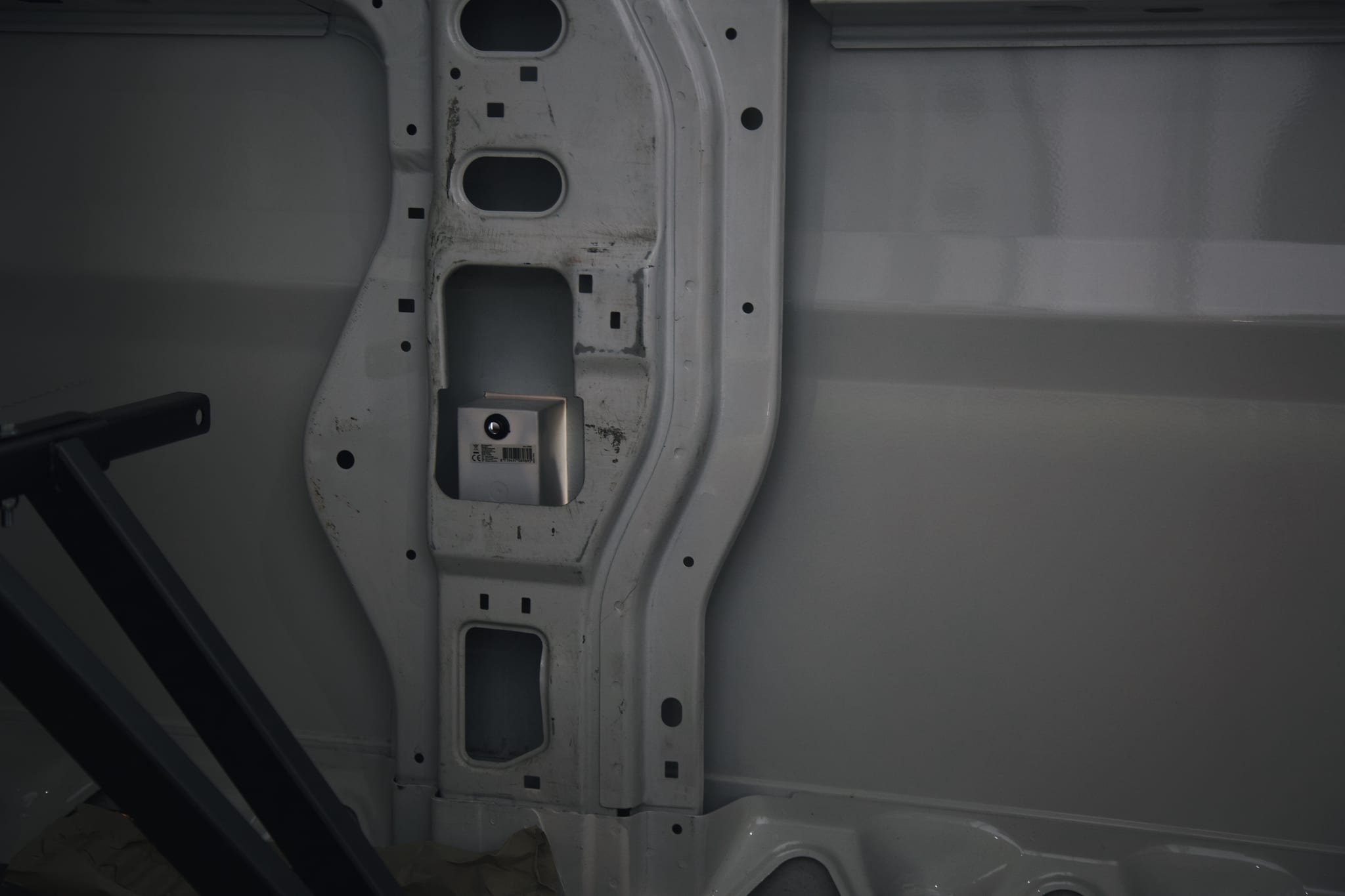 CEE-Einspeisesteckdose in der C-Säule des Citroën Jumper eingebaut, Ansicht von innen