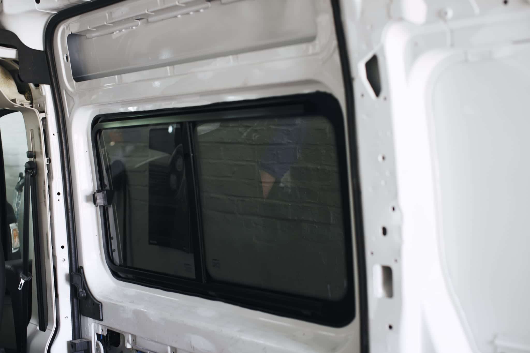 Carbest Seitenscheibe für den Citroën Jumper auf der Beifahrerseite von innen