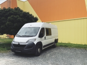 Citroën Jumper L4H2 mit Carbest Seitenscheiben, der Dometic Midi Heki Style und Thule SmartClamp auf dem Dach