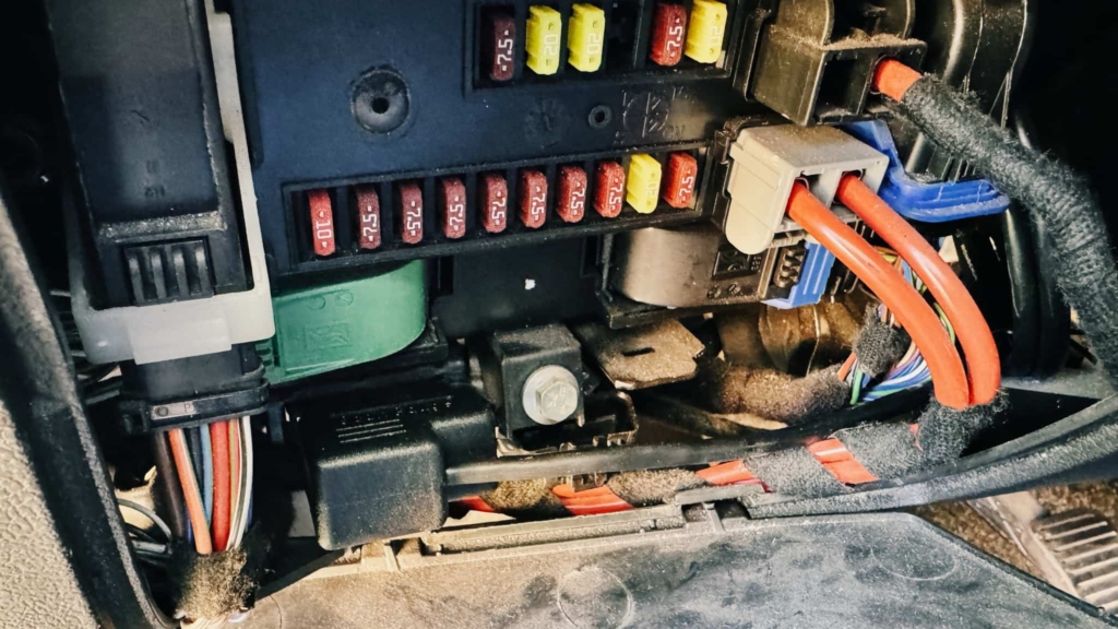 ScanGauge2 OBD2 Anschluss unterm Sicherungskasten vom Citroen Jumper