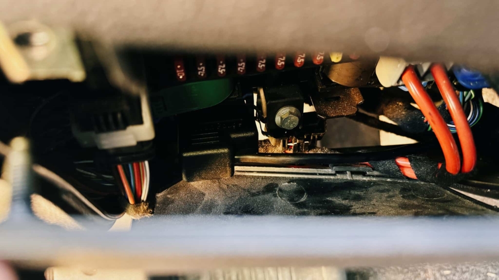 ScanGauge2 OBD2 Anschluss unterm Sicherungskasten vom Citroen Jumper