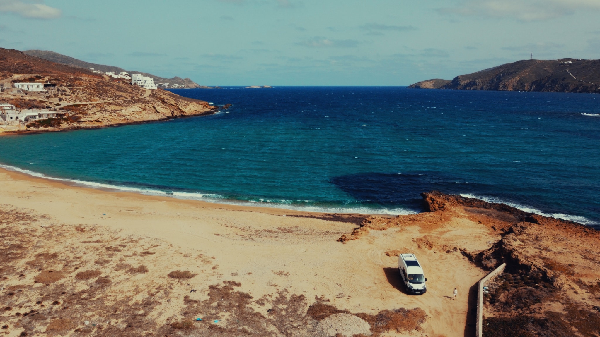 Ein Citroen Jumper am Strand auf der Insel Mykonos, Griechenland
